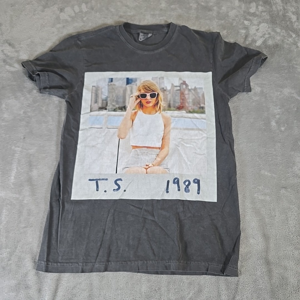 Comfort Colors T Swift Shirt Womens Small Gray Graphic Short Sleeve Casual‎